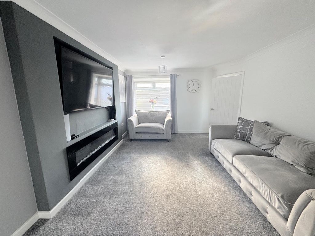 Property photo 3 of 13 Lounge