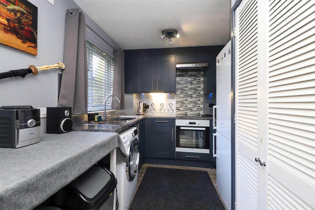 Property photo 3 of 11 Kitchen