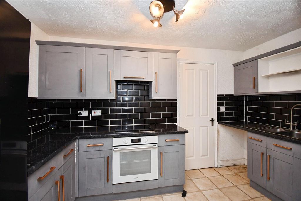 Property photo 3 of 13 Kitchen