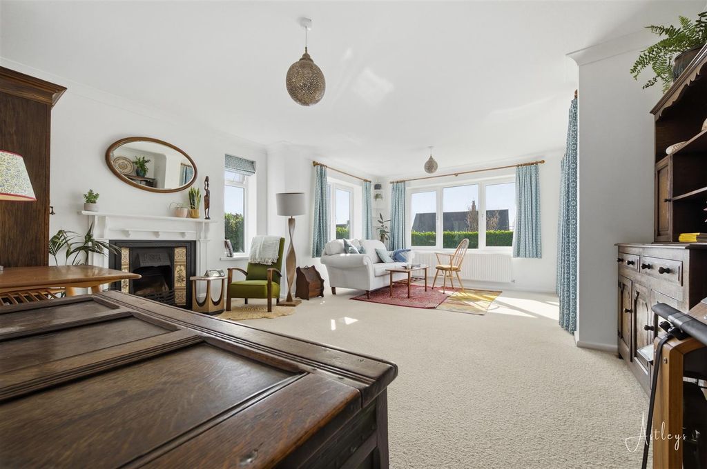 Property photo 3 of 34 Lounge