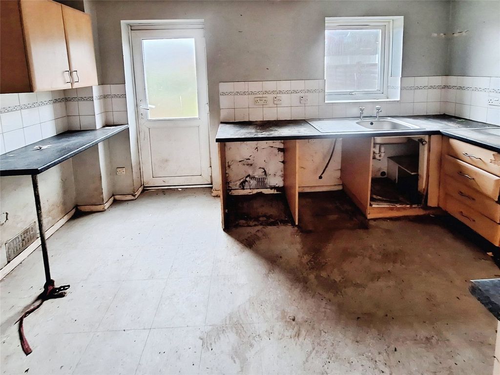 Property photo 3 of 8 Breakfast Kitchen