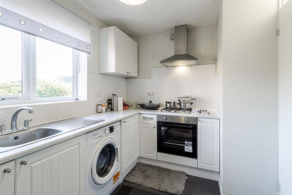 Property photo 2 of 10 Britannia Gardens Kitchen2.Jpg
