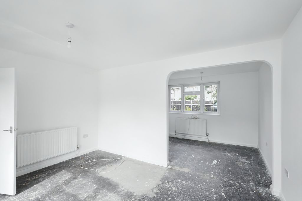 Property photo 3 of 28 11 Beech Gardens, Dagenham, Essex, Rm10 9Ts