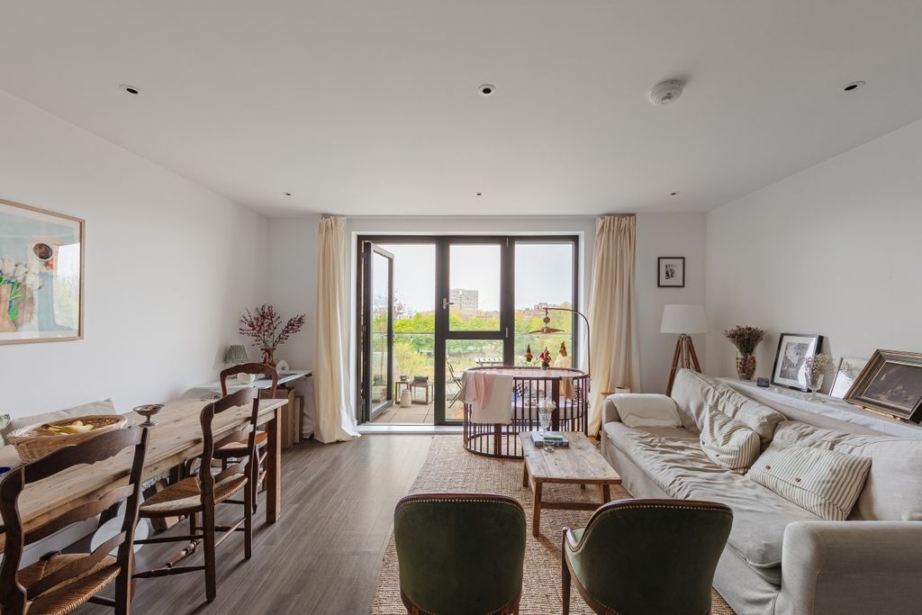 Property photo 3 of 12 Constance Green C...
