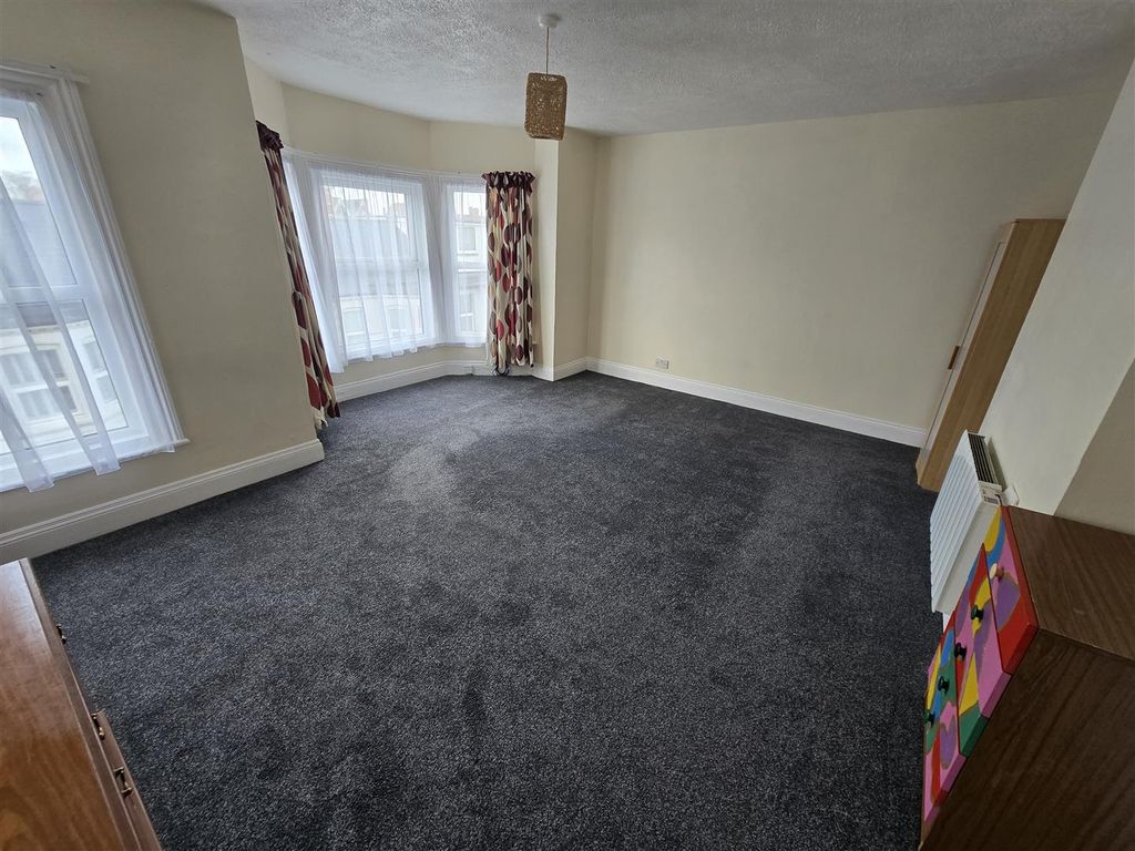 Property photo 3 of 8 Flat 3 Lounge/Bedroom