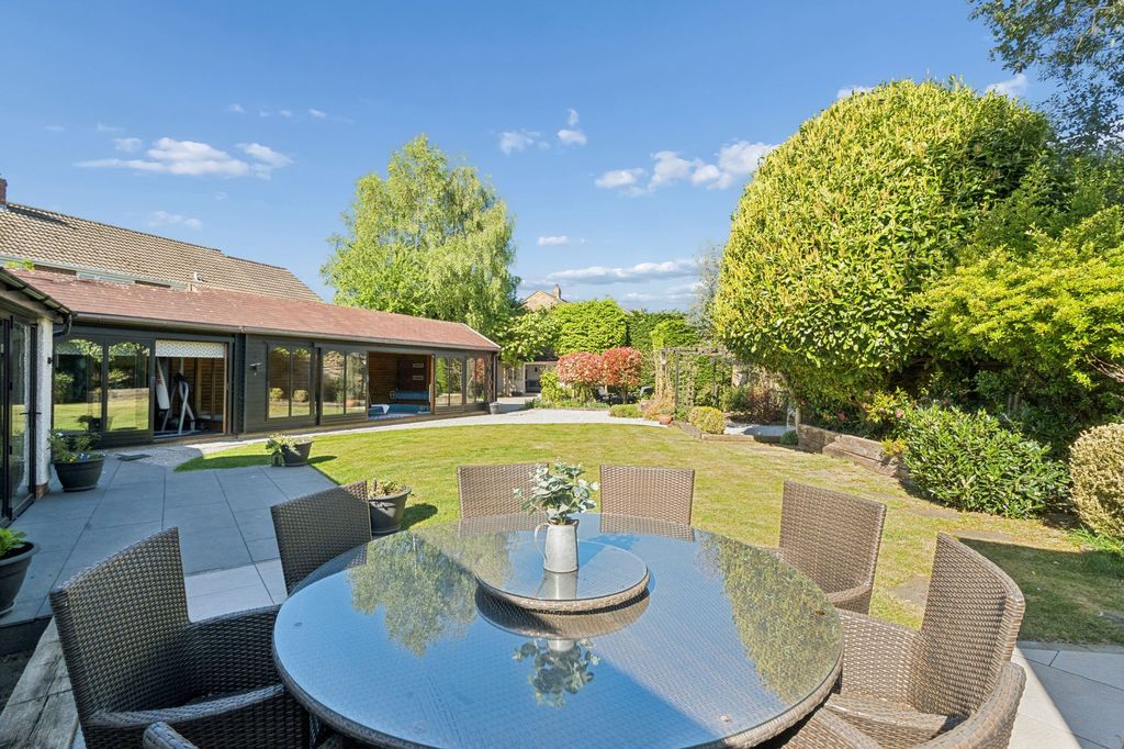 Property photo 2 of 52