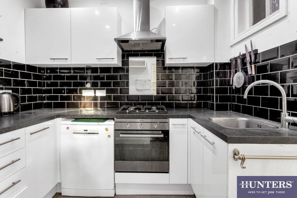 Property photo 3 of 9 Kitchen