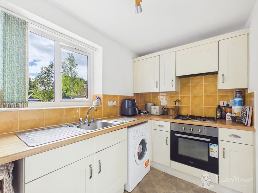 Property photo 3 of 8 Kitchen