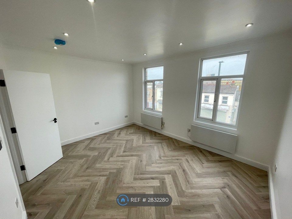 Property photo 1 of 8 Master Bedroom (2nd Floor)
