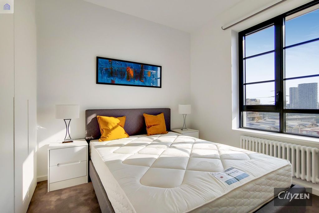 Property photo 2 of 18 Bedroom