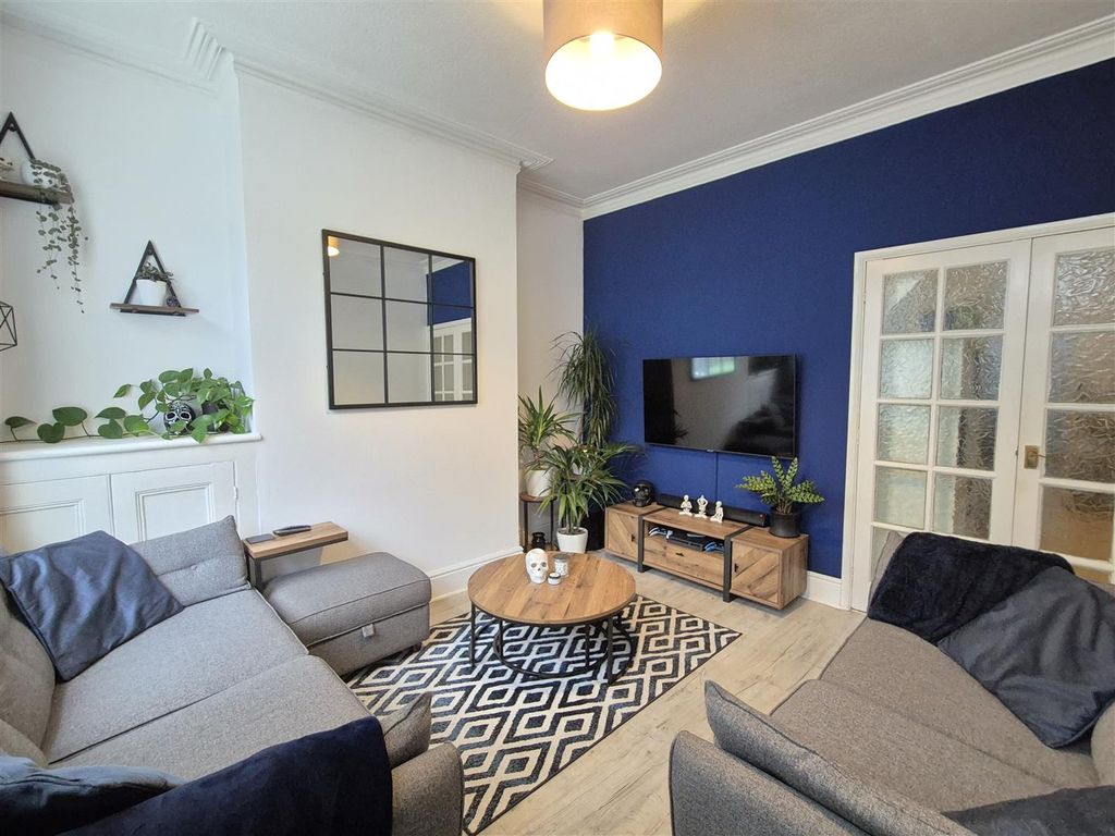 Property photo 3 of 14 Lounge