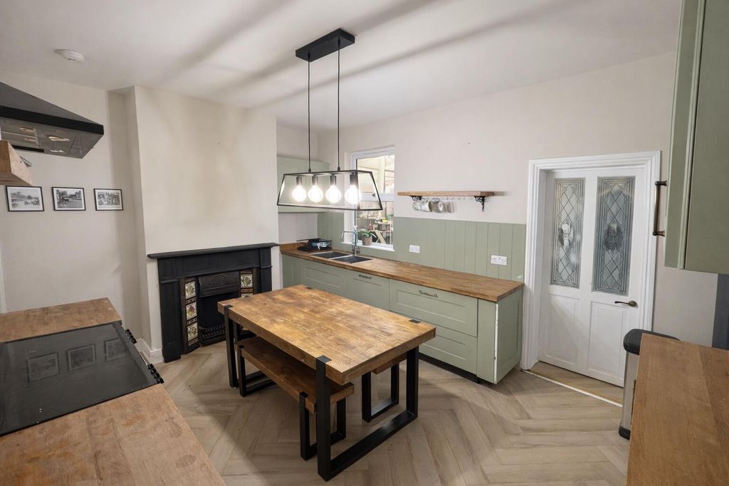 Property photo 3 of 11 Kitchen
