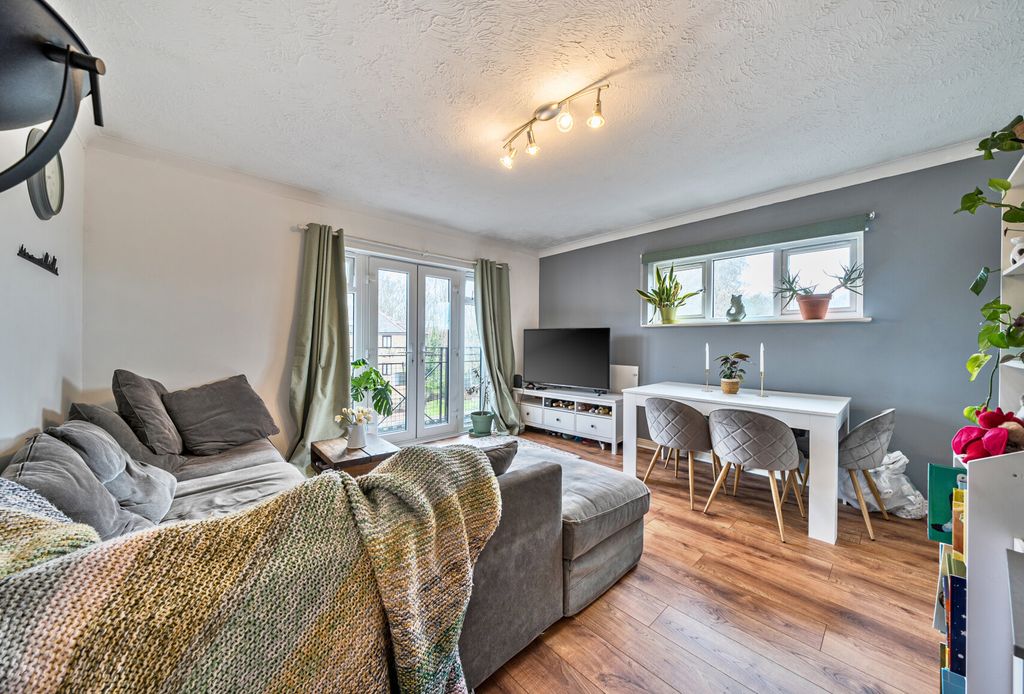 Property photo 2 of 17 1439009-13-69ce30...