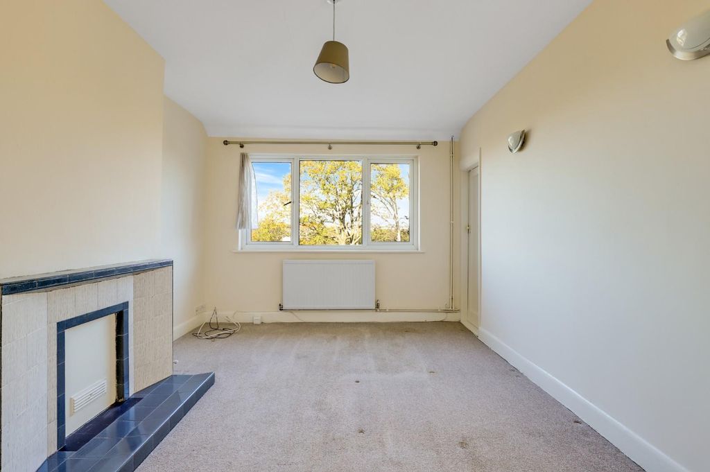 Property photo 3 of 15 01-Bc68Jhpropworld - 142 Moremead Road - 19.Jpg