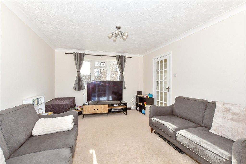 Property photo 3 of 12 Lounge