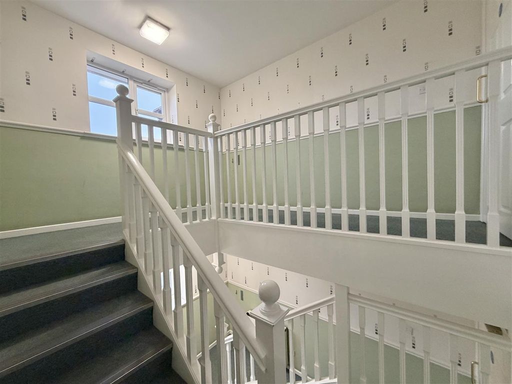 Property photo 3 of 20 Communal Landing