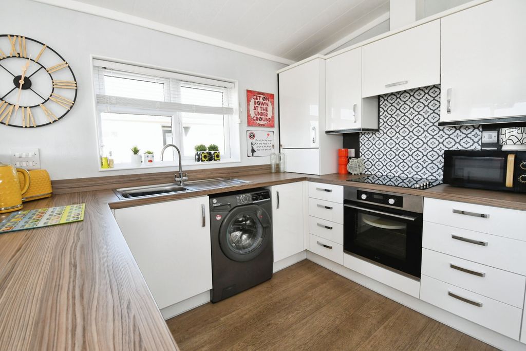 Property photo 2 of 11 Kitchen