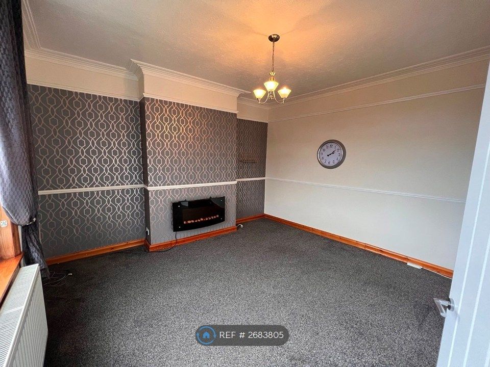 Property photo 2 of 13 Lounge 13ft 4In x 13ft