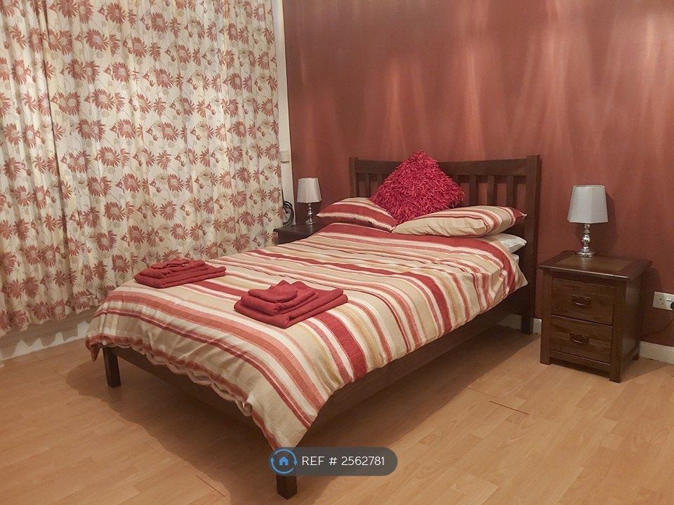 Property photo 2 of 8 Bedroom With Curtains Closed