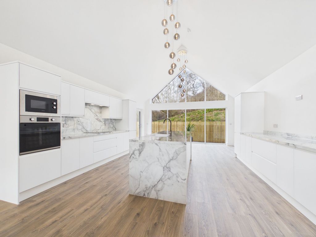 Property photo 3 of 19 Kitchen