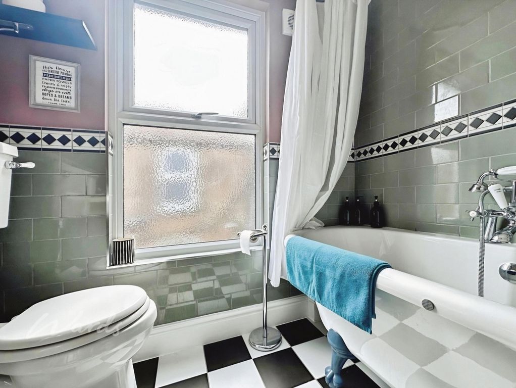 Property photo 3 of 8 Hereward Bath 1 Use