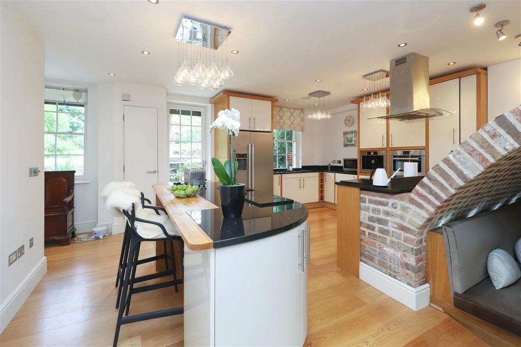 Property photo 2 of 35 Kitchen Island And Bar Seating.Jpg