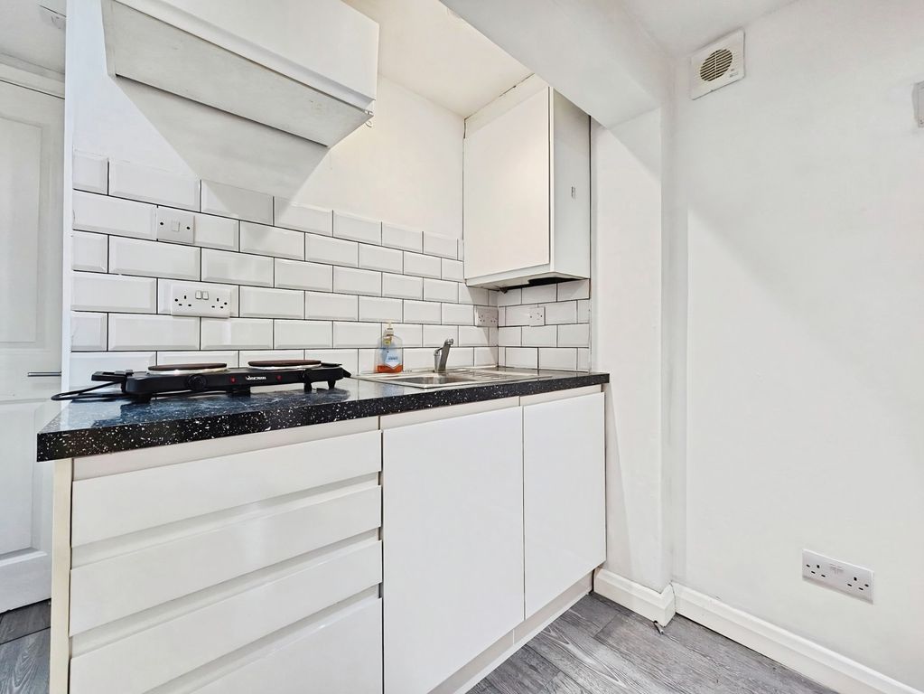 Property photo 3 of 6 Reception/Kitchen