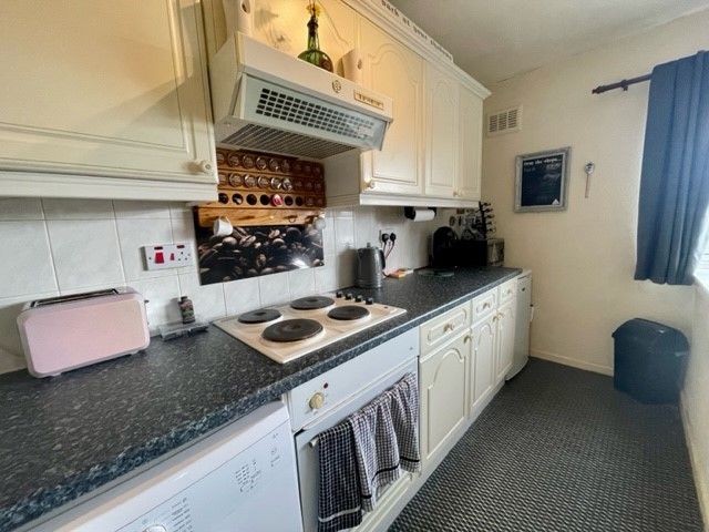Property photo 3 of 11 Kitchen