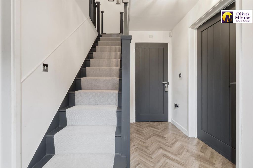 Property photo 3 of 20 Entrance Hall