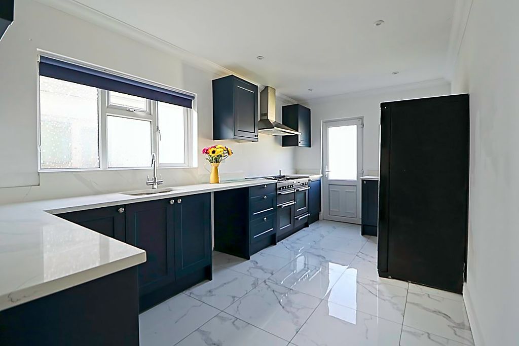 Property photo 2 of 19 Kitchen / Breakfast Room