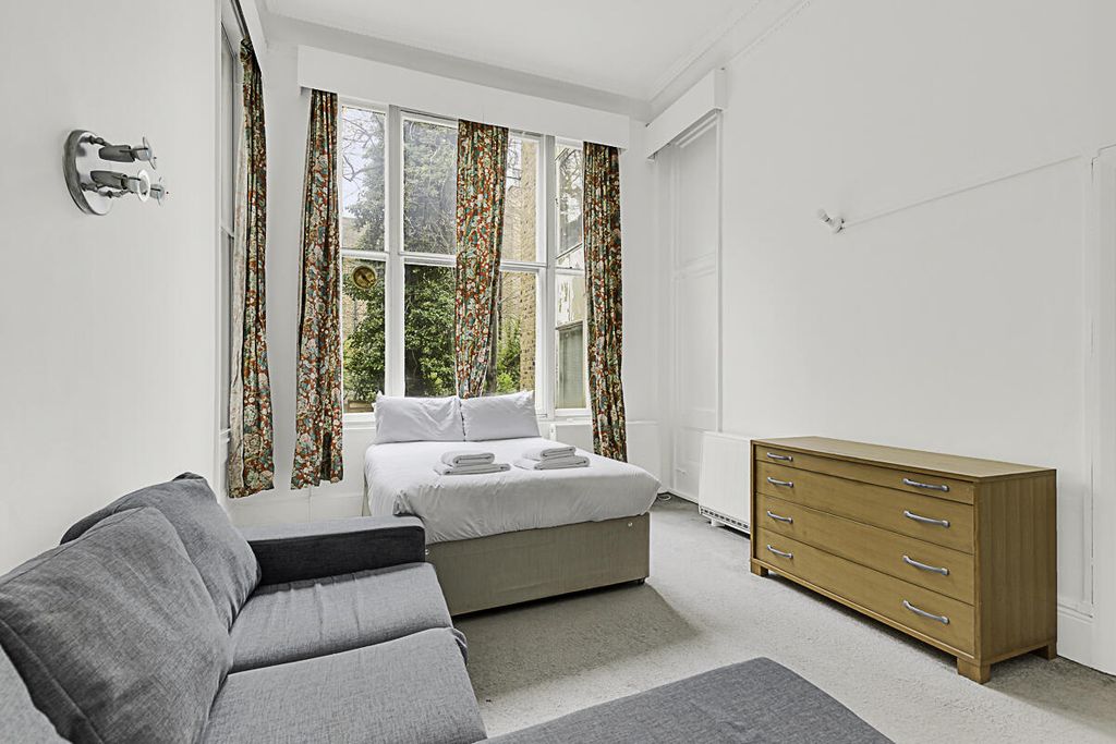 Property photo 2 of 10 Psq-8 - 8,24 Pembridge Square,W2 4Dr-12.Jpg