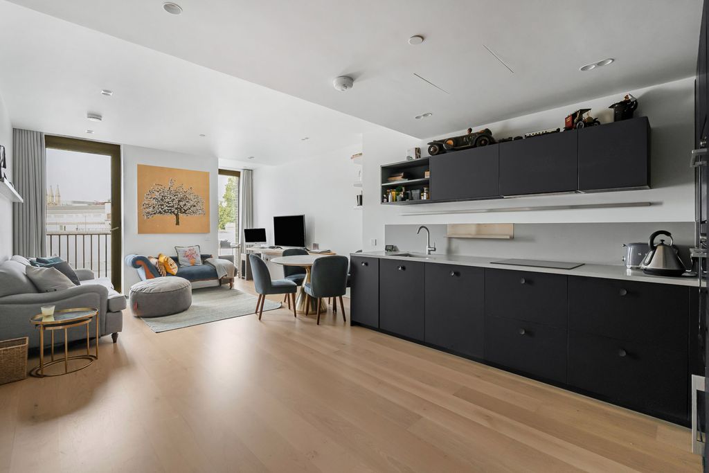 Property photo 1 of 16 Reception/ Kitchen
