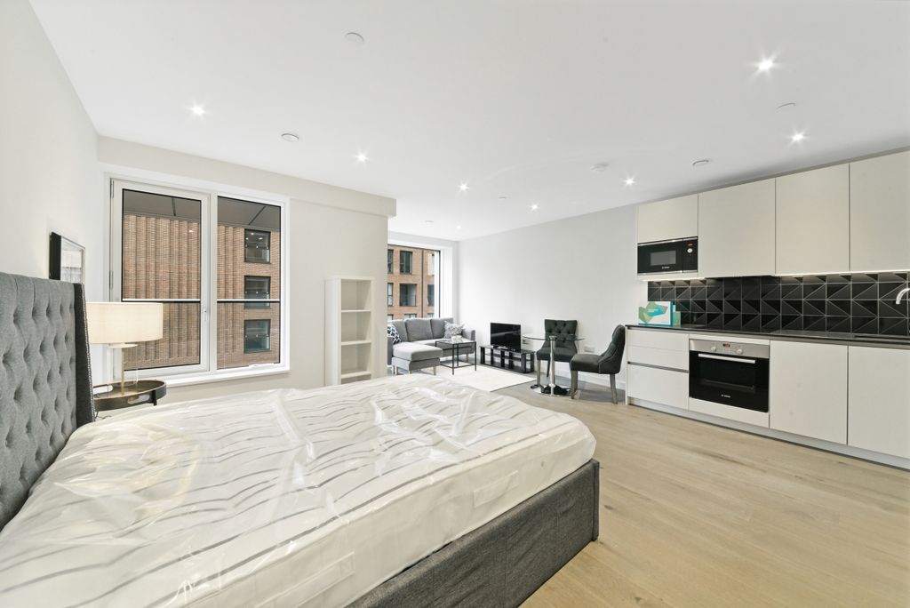 Property photo 1 of 10 Living Area - Hurloc