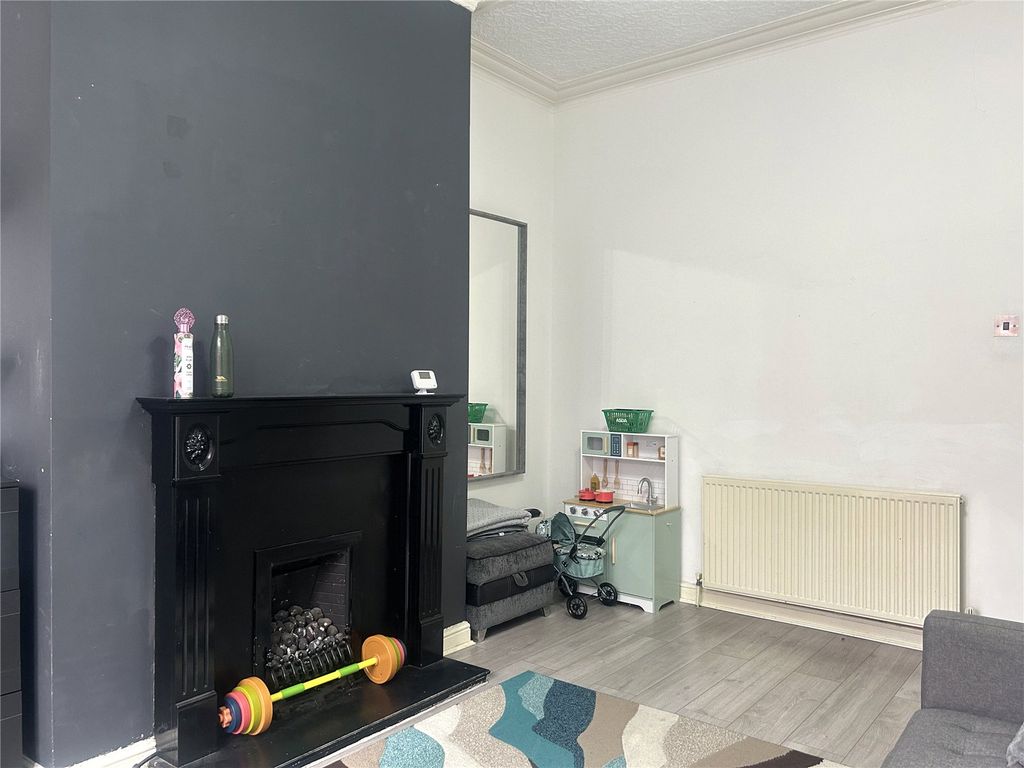 Property photo 3 of 16 Lounge