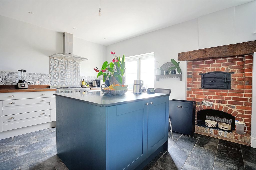 Property photo 1 of 17 Kitchen