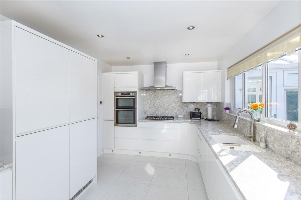Property photo 3 of 27 Kitchen