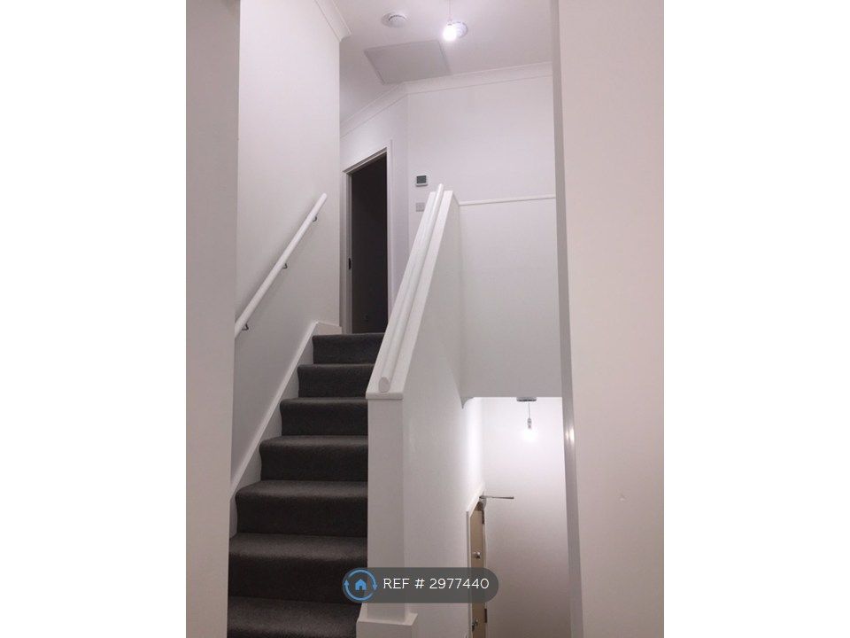 Property photo 3 of 8 Hallway