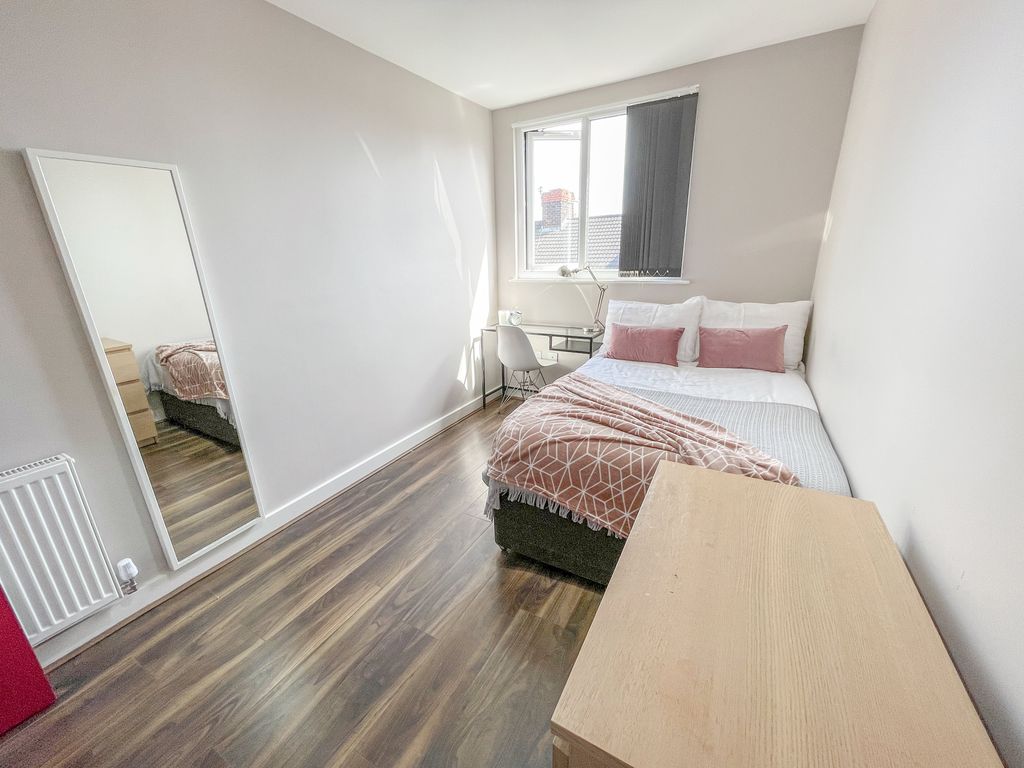 Property photo 3 of 15 4 Esher Road2