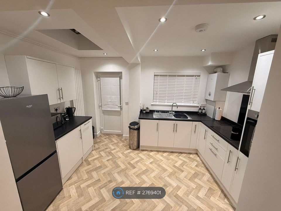 Property photo 2 of 25 Kitchen