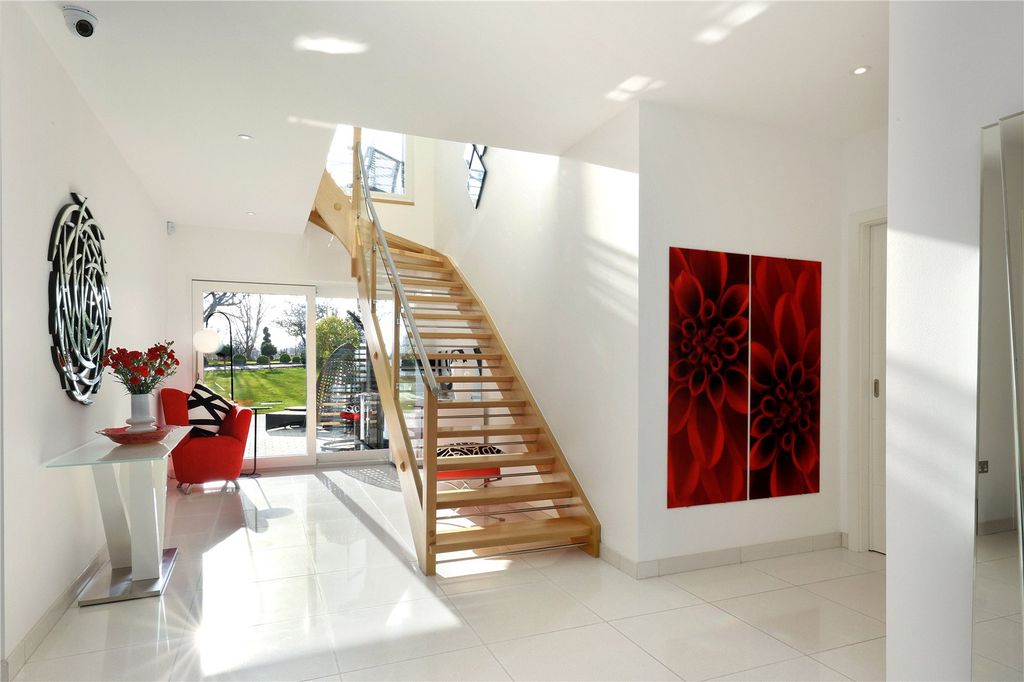 Property photo 3 of 19 Entrance Hall