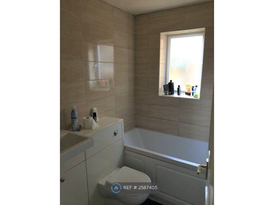 Property photo 2 of 9 Bathroom