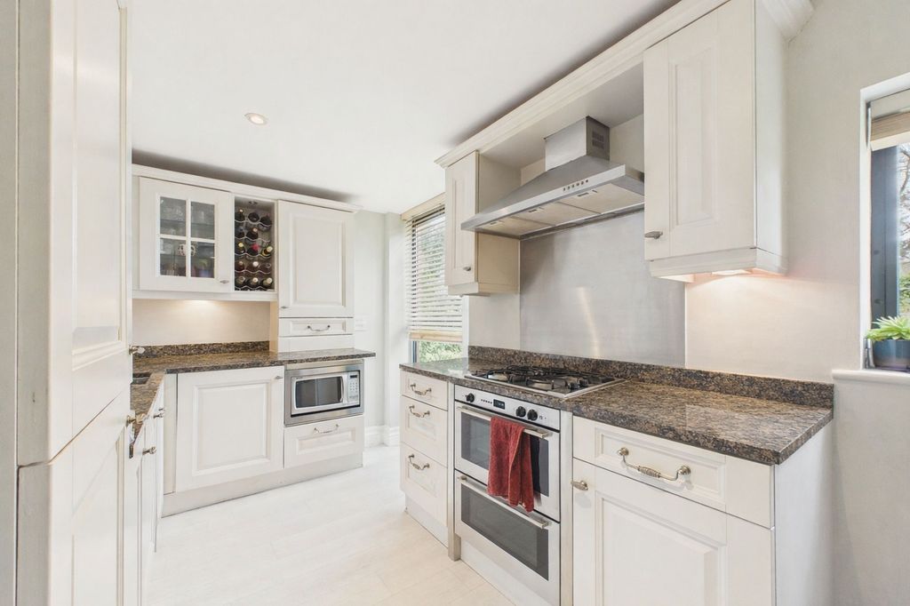 Property photo 3 of 10 Dining Kitchen