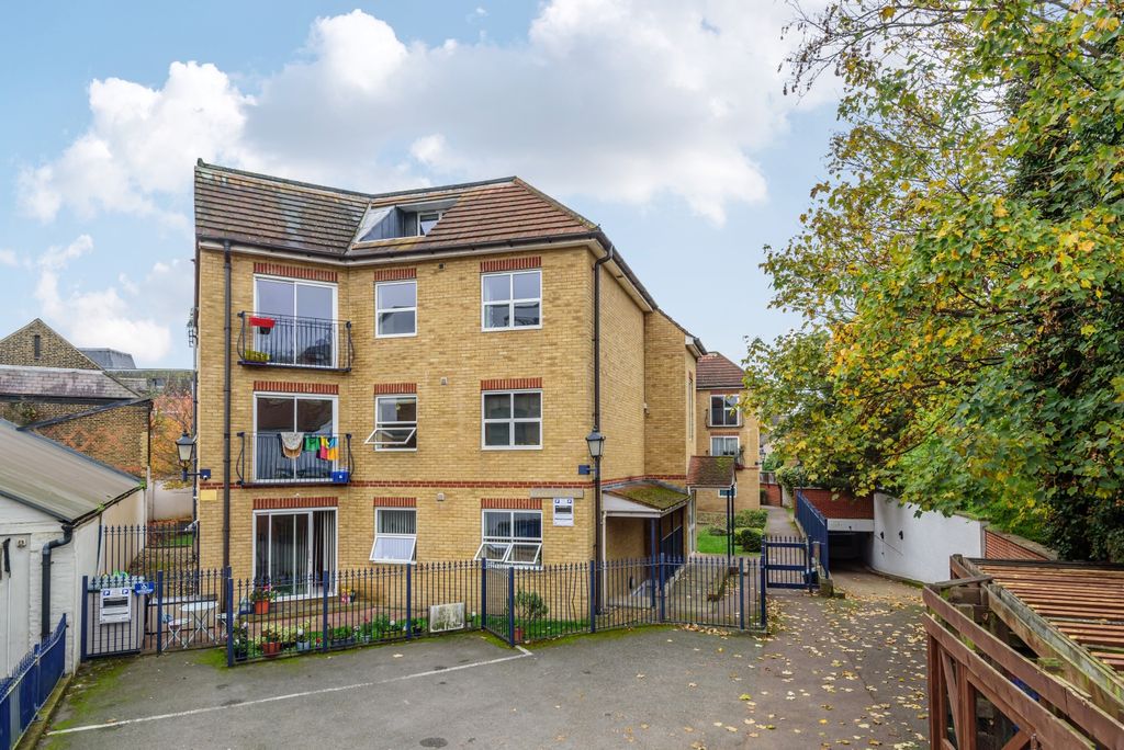 Property photo 1 of 8 922555 (1)