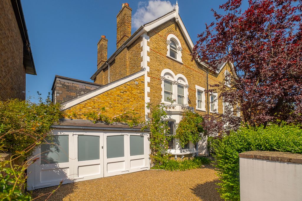 Property photo 1 of 32
