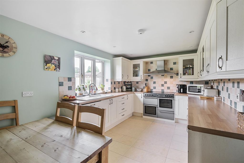 Property photo 2 of 19 Farmhouse Kitchen