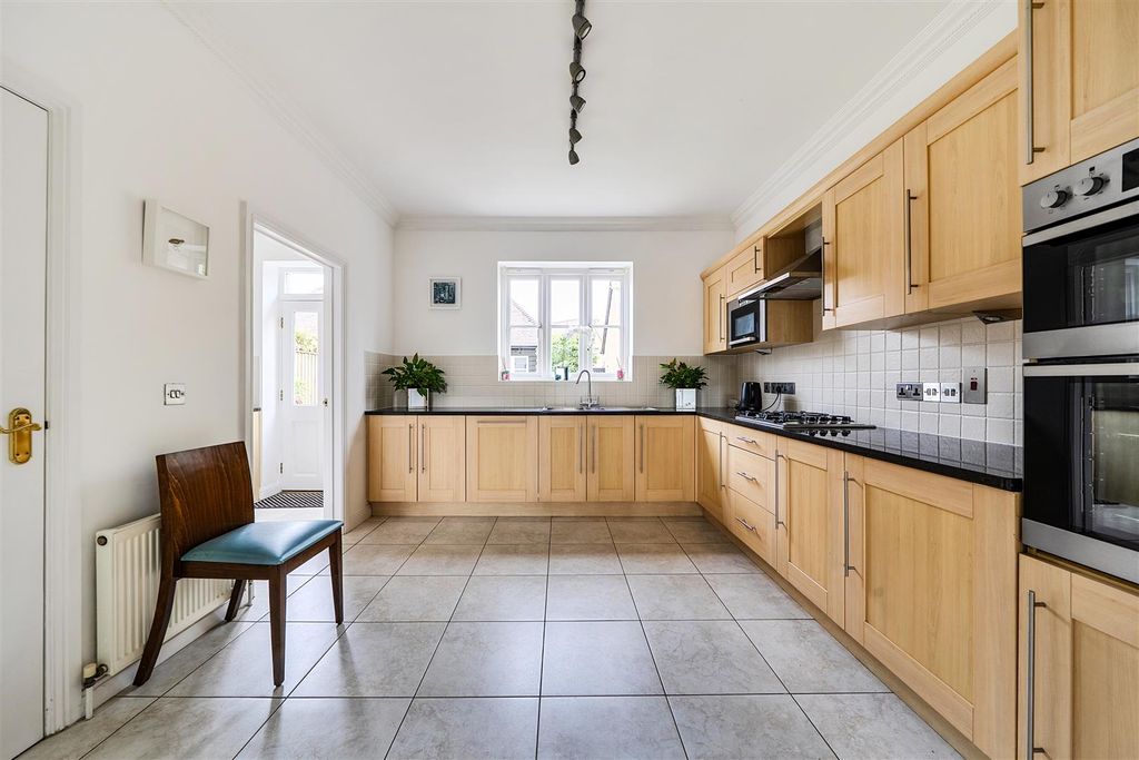 Property photo 3 of 19 Kitchen