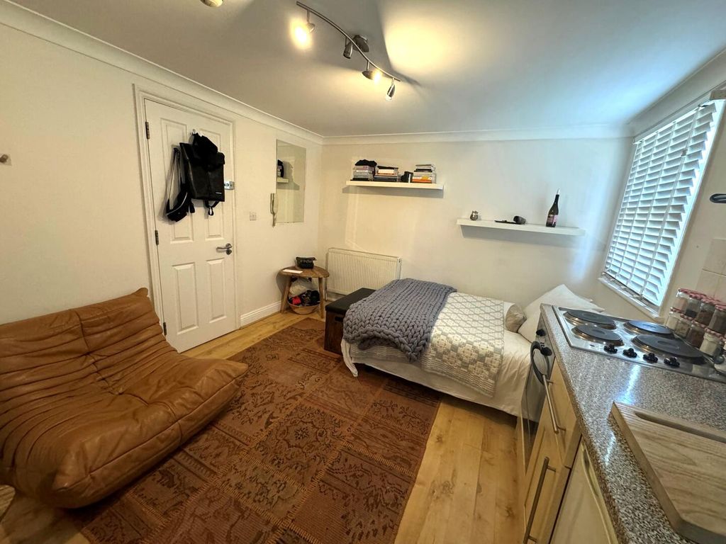 Property photo 3 of 5 Bedroom