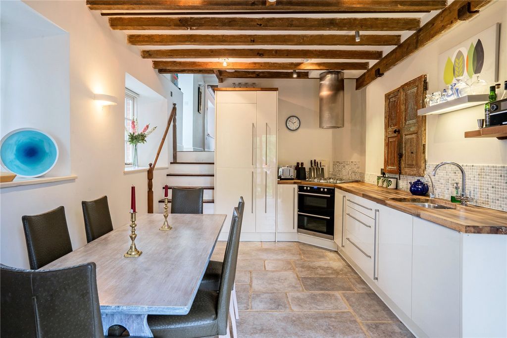Property photo 3 of 10 Kitchen