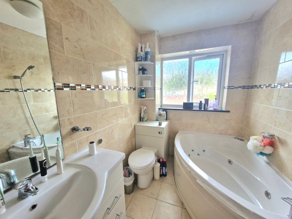 Property photo 3 of 4 Bathroom
