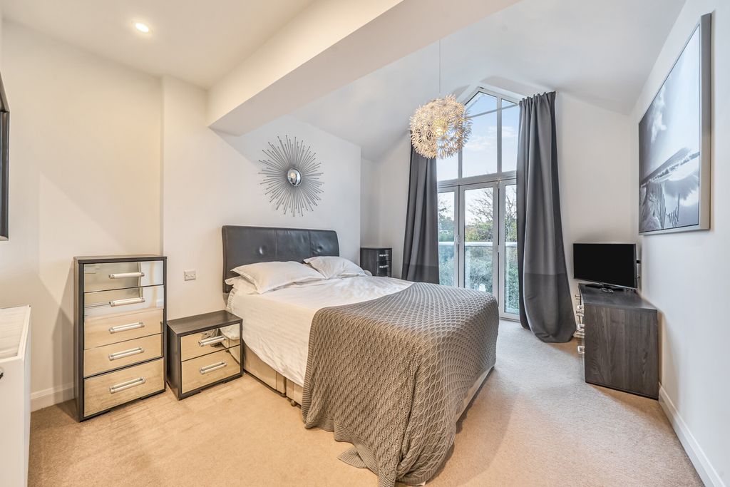 Property photo 3 of 25 Bedroom